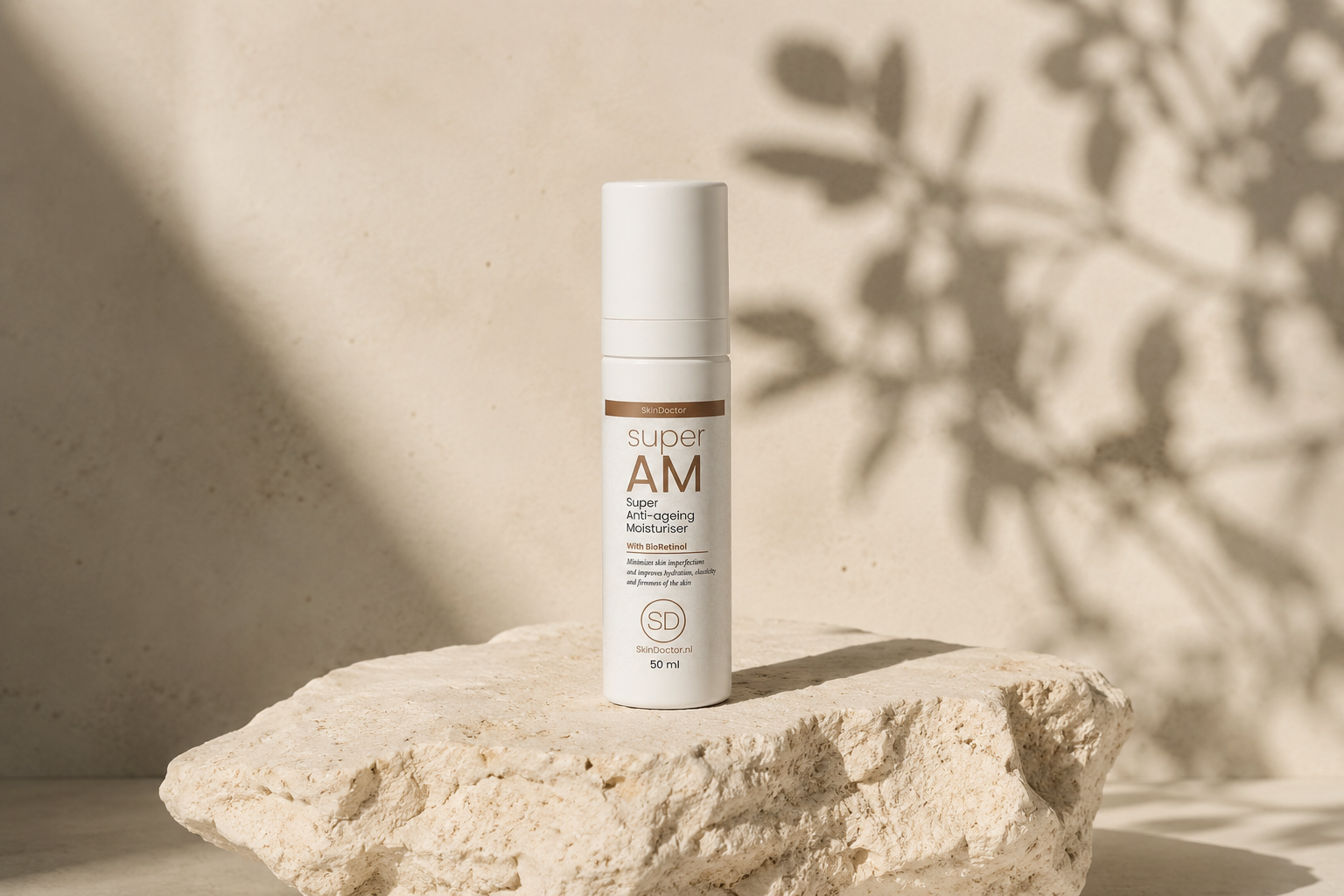 SUPER AM BioRetinol moisturizer in een natuurlijke skincare setting