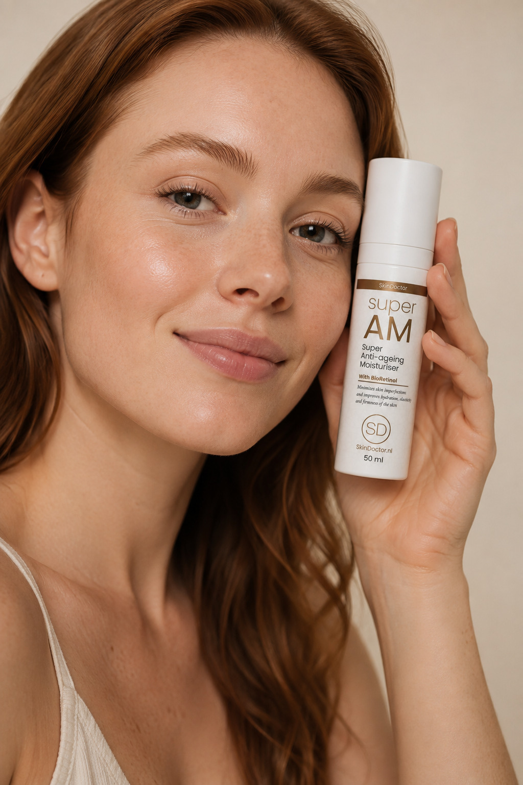 Model met een verzorgde huid voor SUPER AM BioRetinol skincare